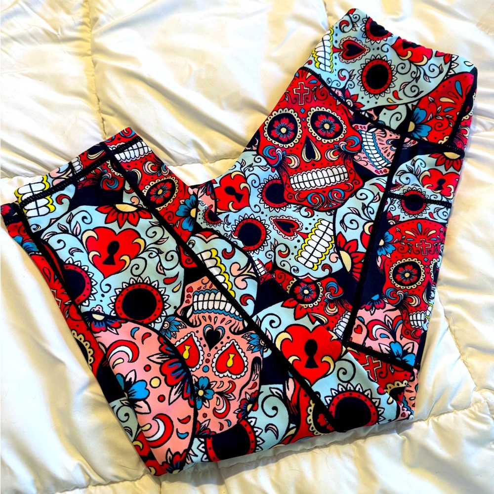 CVG Constantly Varied Gear Fiesta Skulls Capri Leggings size Small